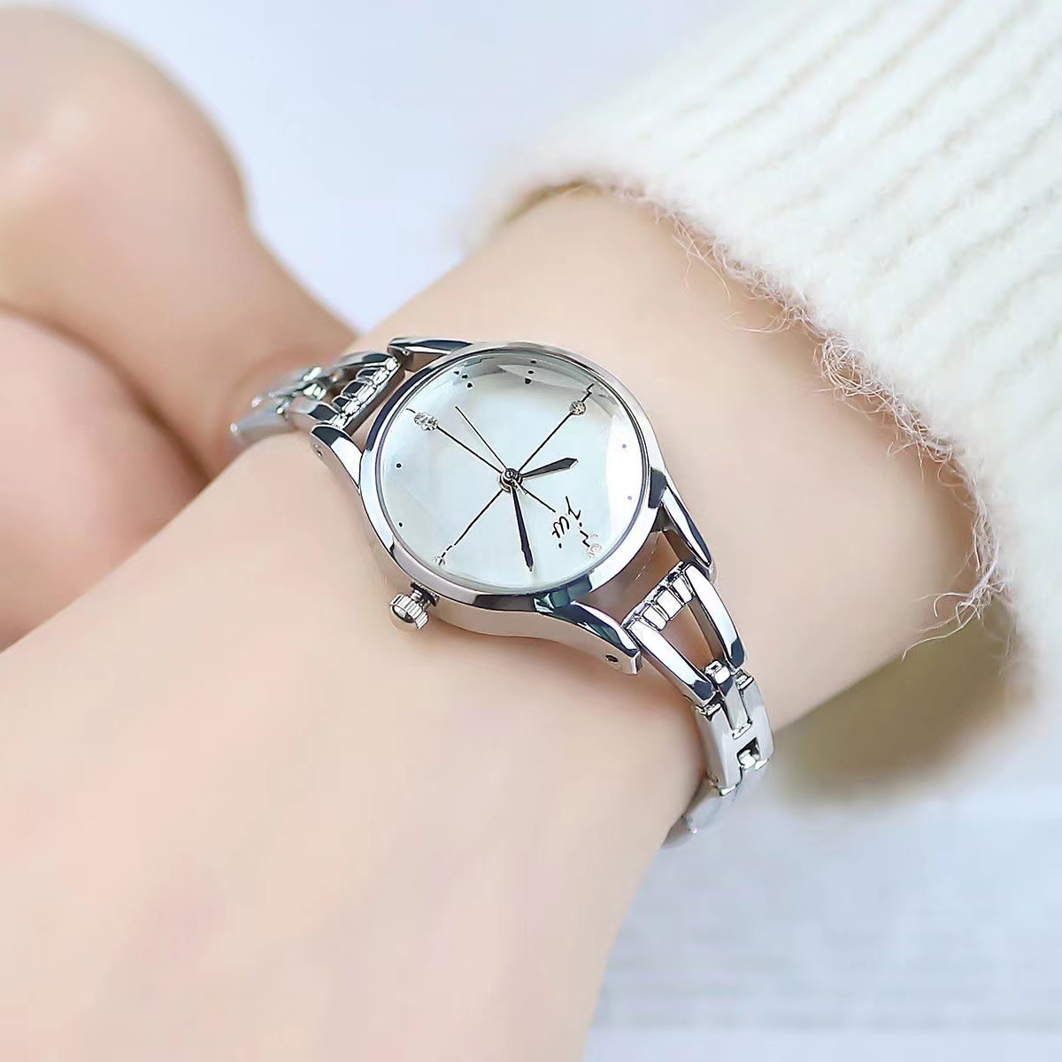 ブレスレット時計女性のためのエレガントなローズゴールドレディ - Luxury Watch For Girls のレビューと価格