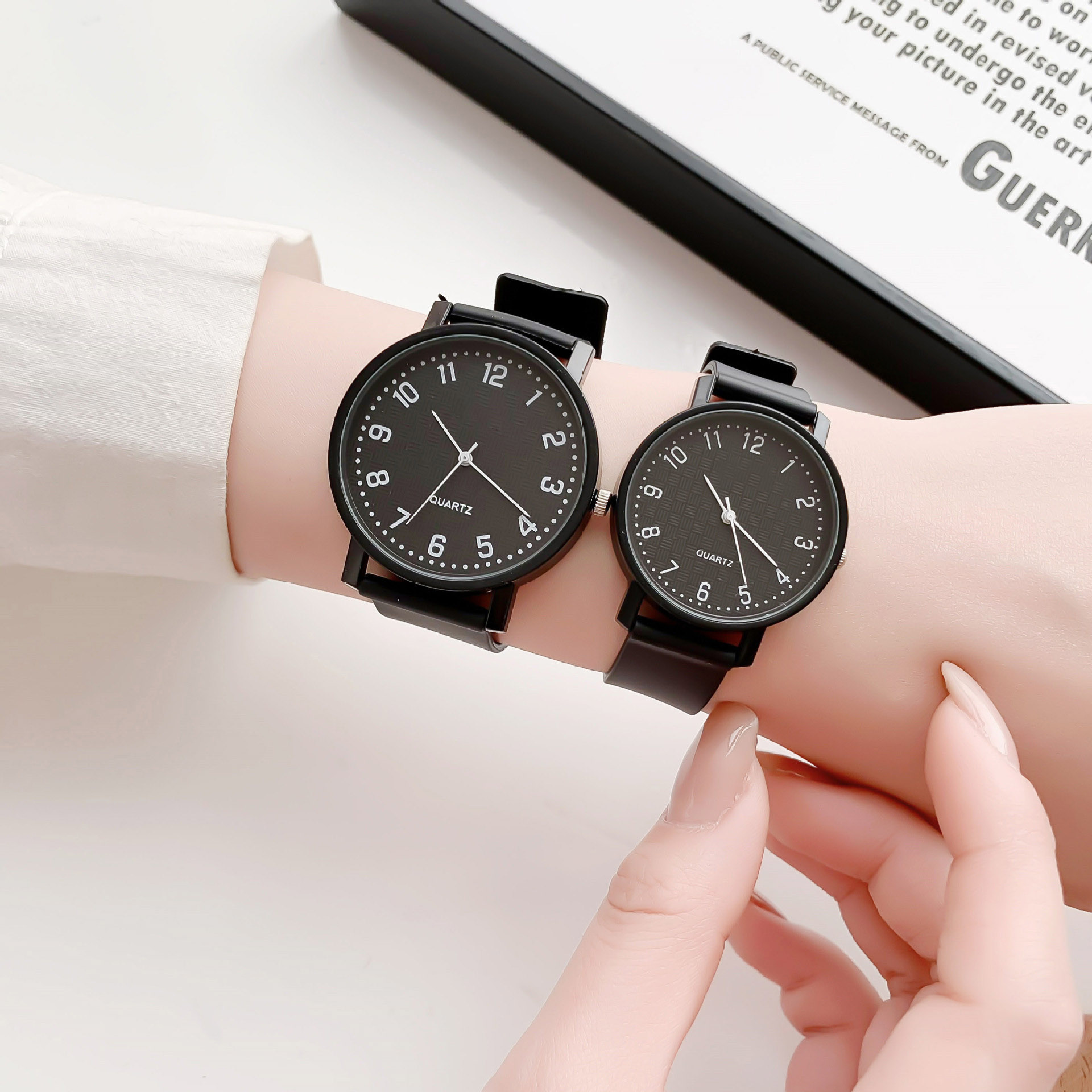 シンプルなブラックウォッチクォーツ時計女性用シリコンストラッ - Luxury Watch For Girls のレビューと価格