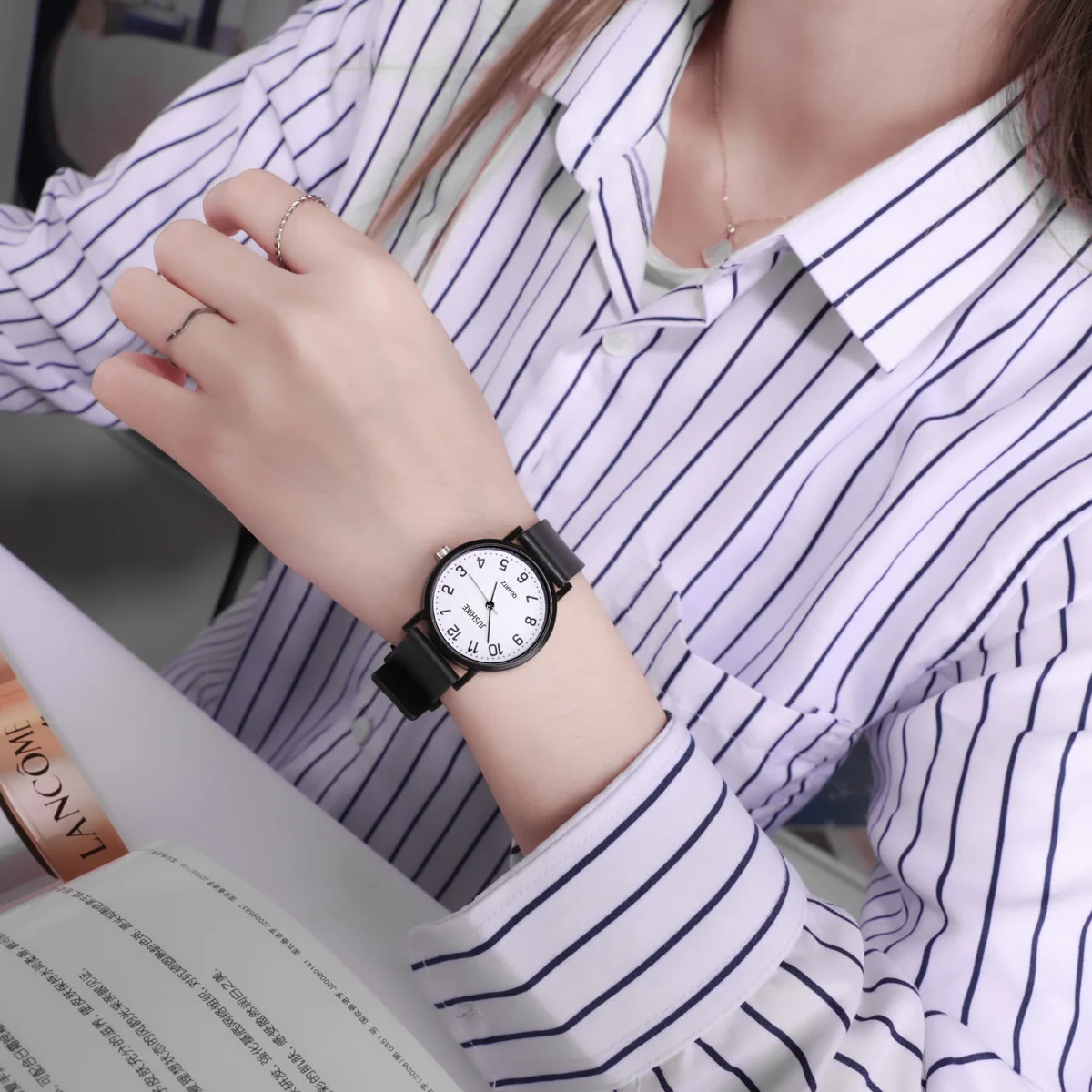シンプルなブラックウォッチクォーツ時計女性用シリコンストラッ - Luxury Watch For Girls のレビューと価格